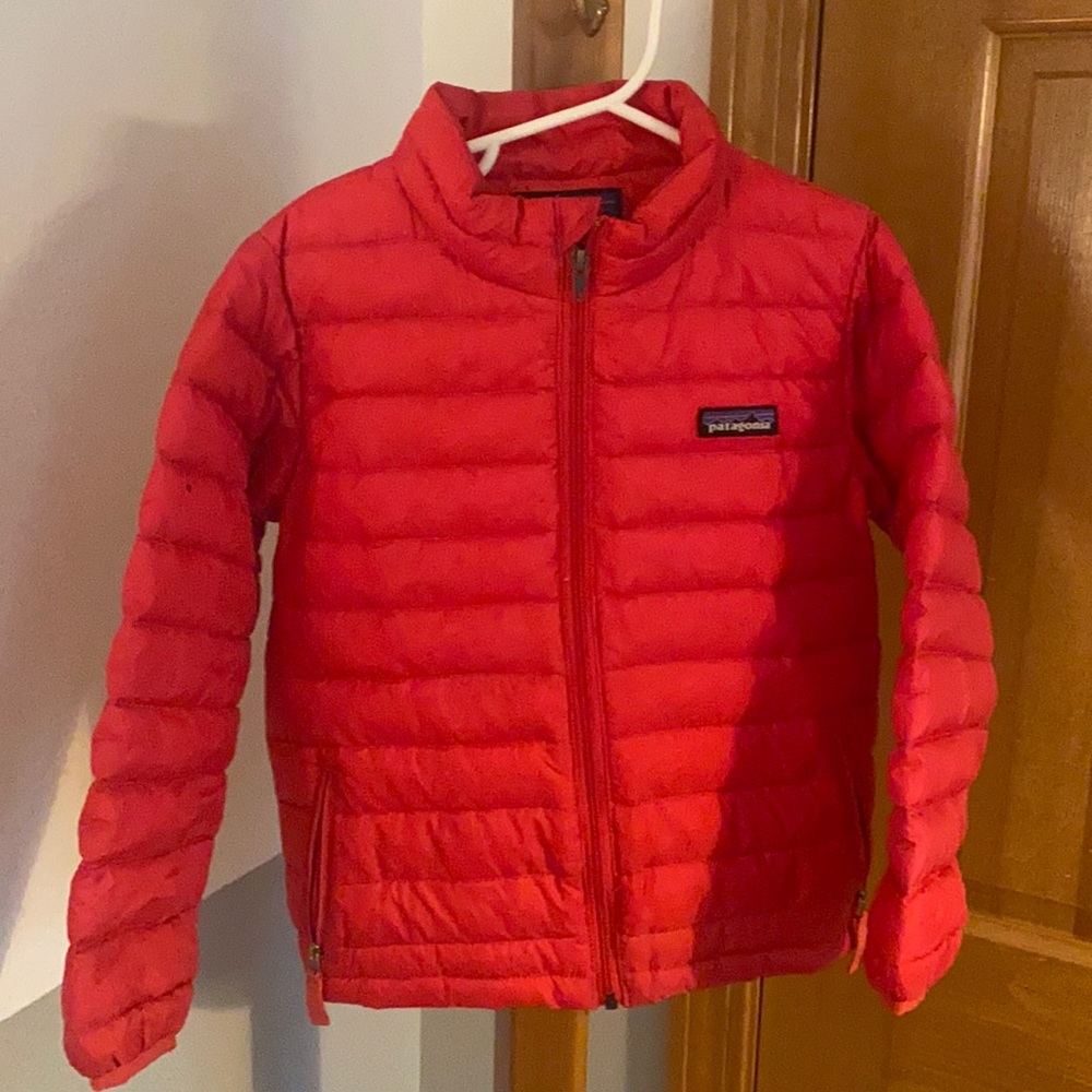 Patagonia, girls down sweater. Magenta pink. 5T. Ready to wear!